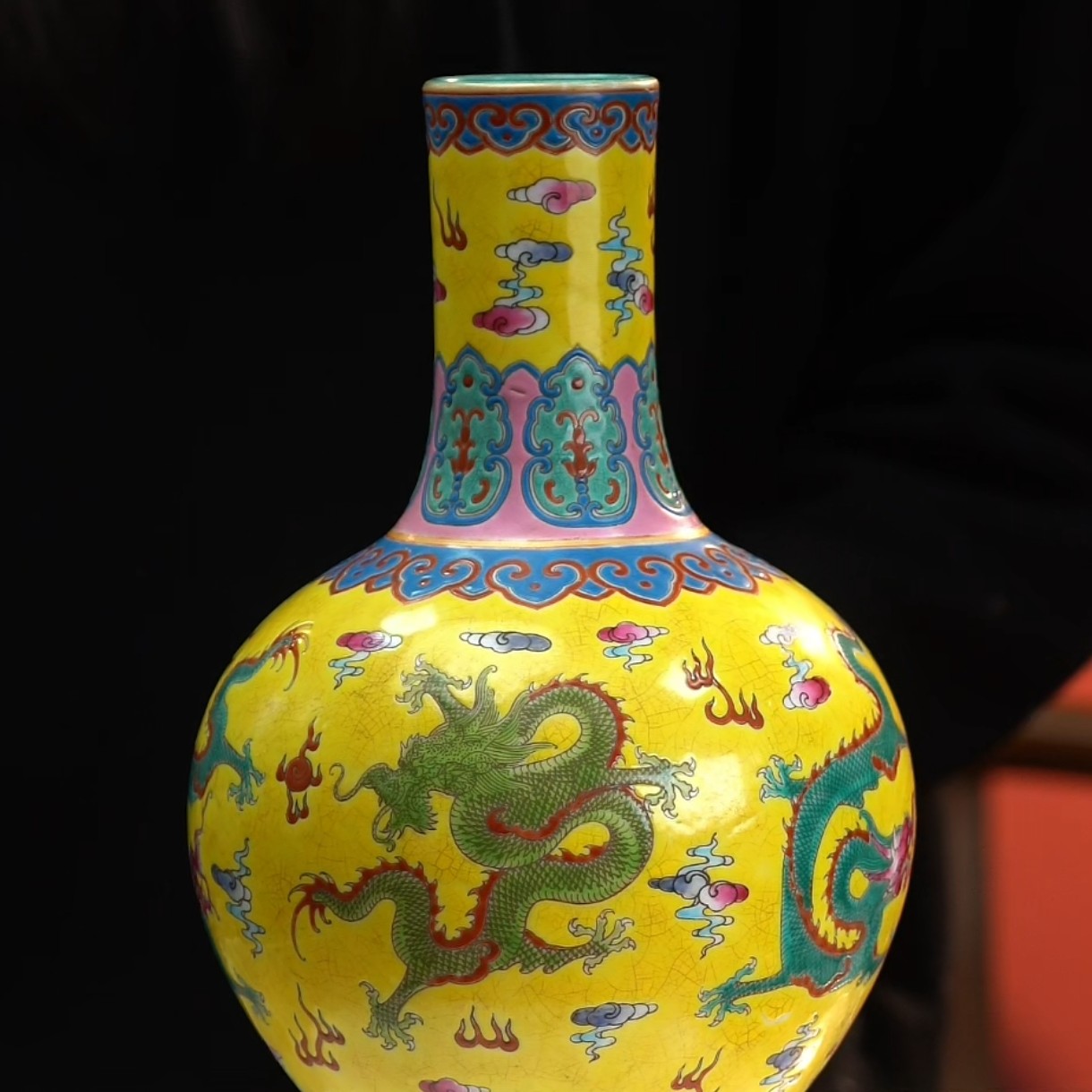 黄地粉彩云龙纹赏瓶