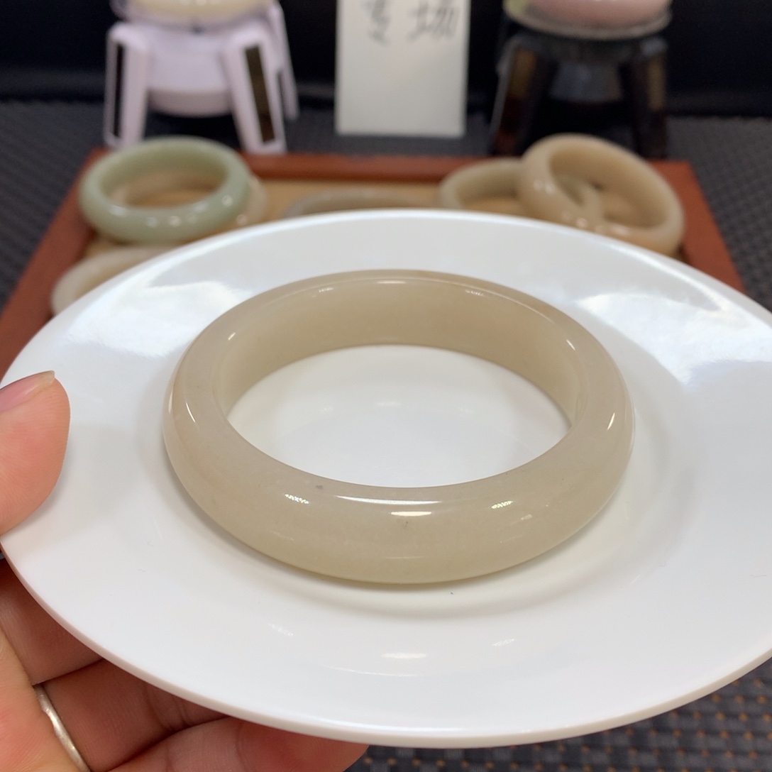 石英质玉（佘太翠）未镶嵌手镯漏63.6冰糖雪梨