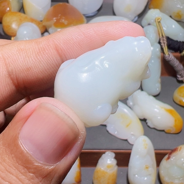 颈饰未镶嵌和田玉红*