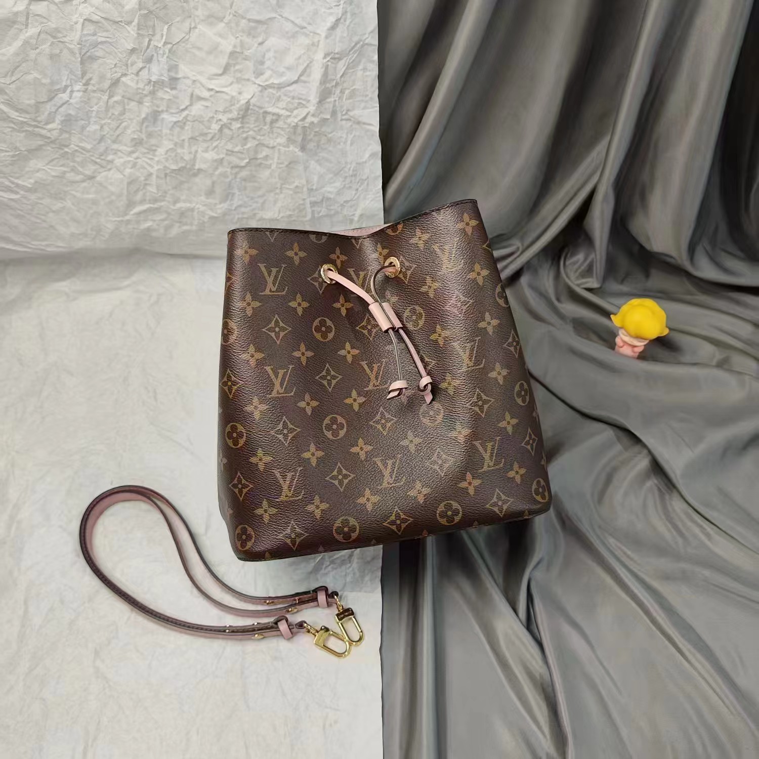95新 LouisVuitton/路易威登 【文子姐专属】F234/粉色水桶单肩包FB