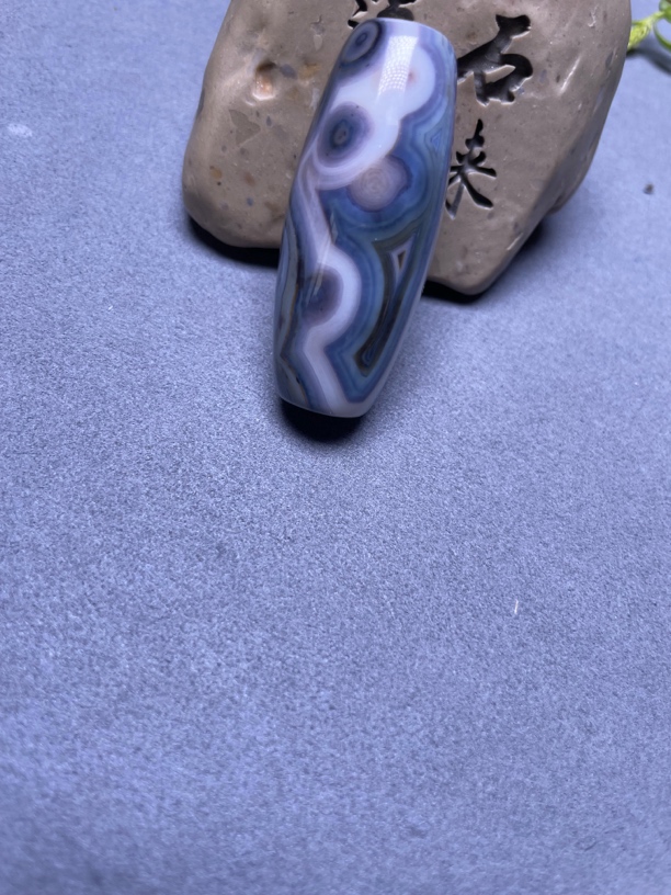 天然缠丝玛瑙蓝沁多眼  尺寸45.4×19