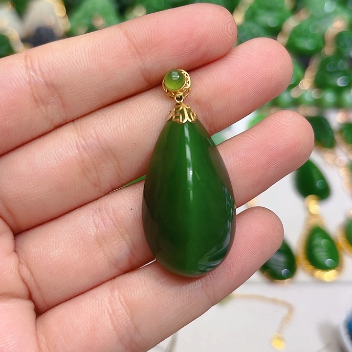 和田玉（碧玉）颈饰18K金镶嵌