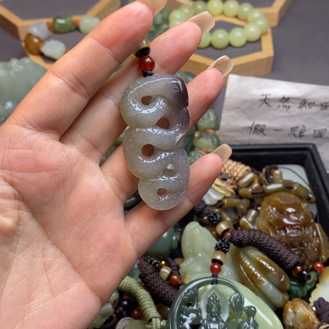 和田玉颈饰未镶嵌