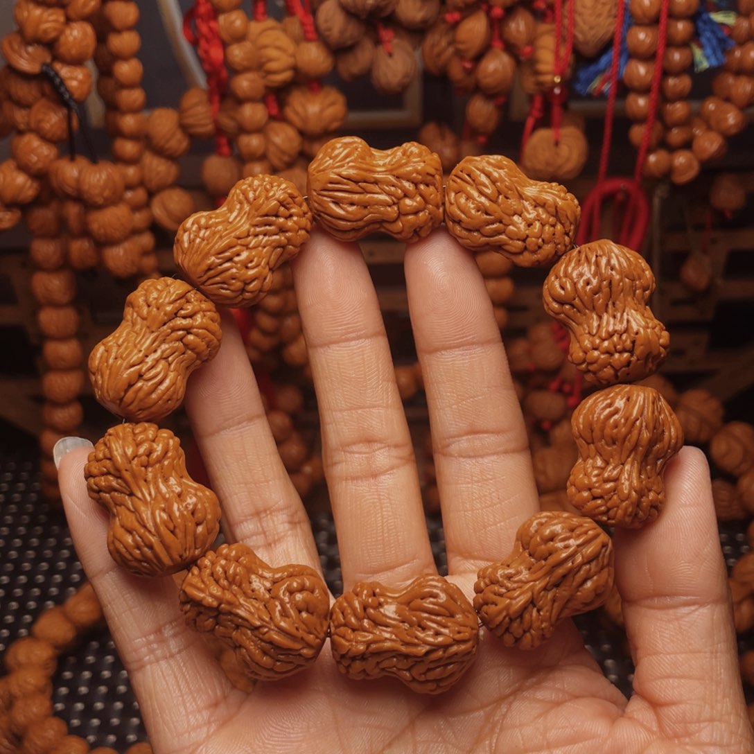 围***哥木质类龙纹桃枭挂件