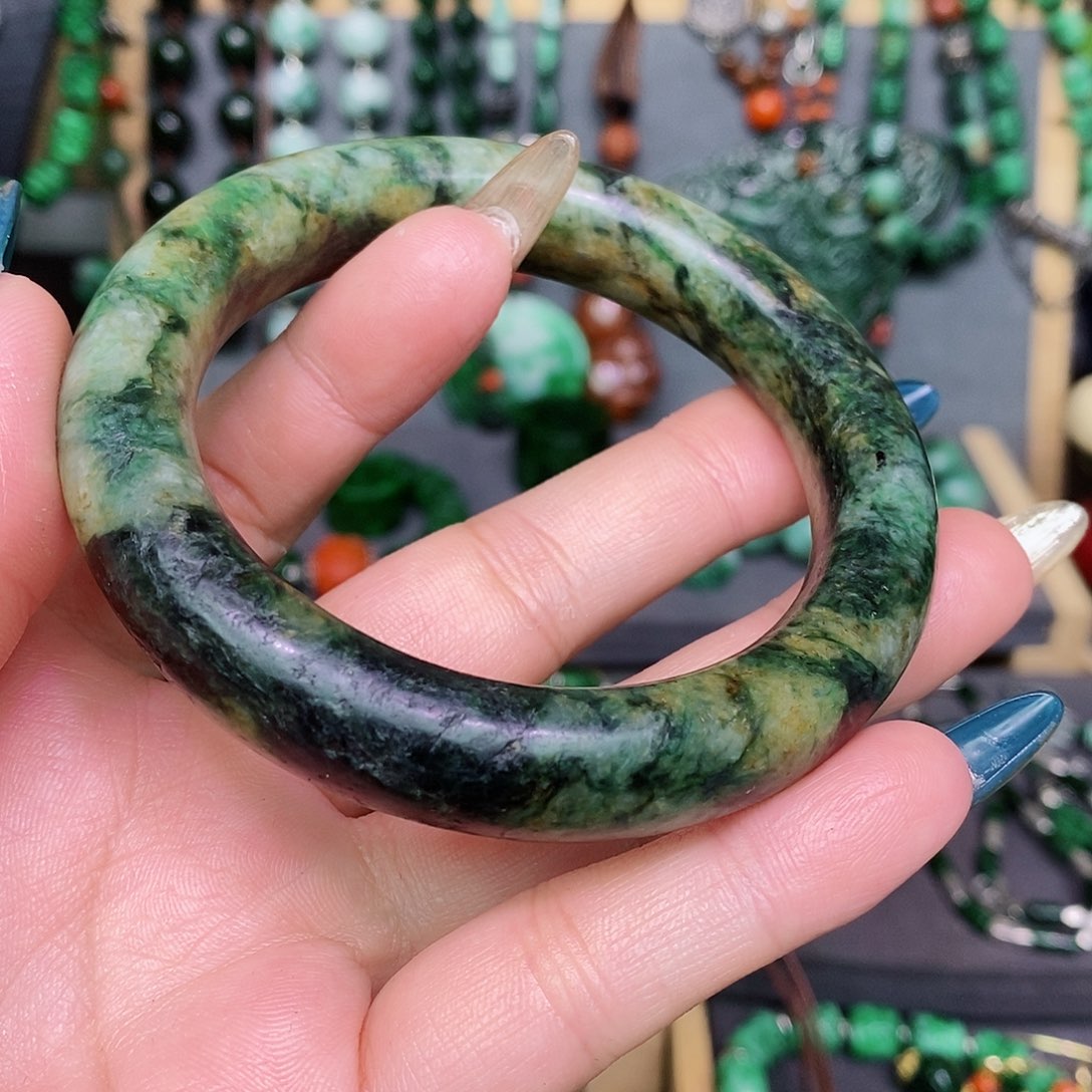 翡翠手镯未镶嵌霞漂亮美眉