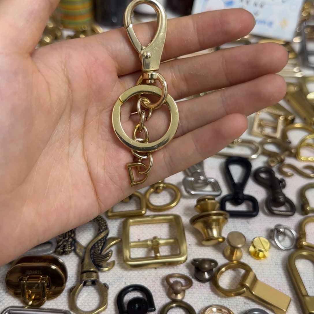 金色钥匙扣10元8个。