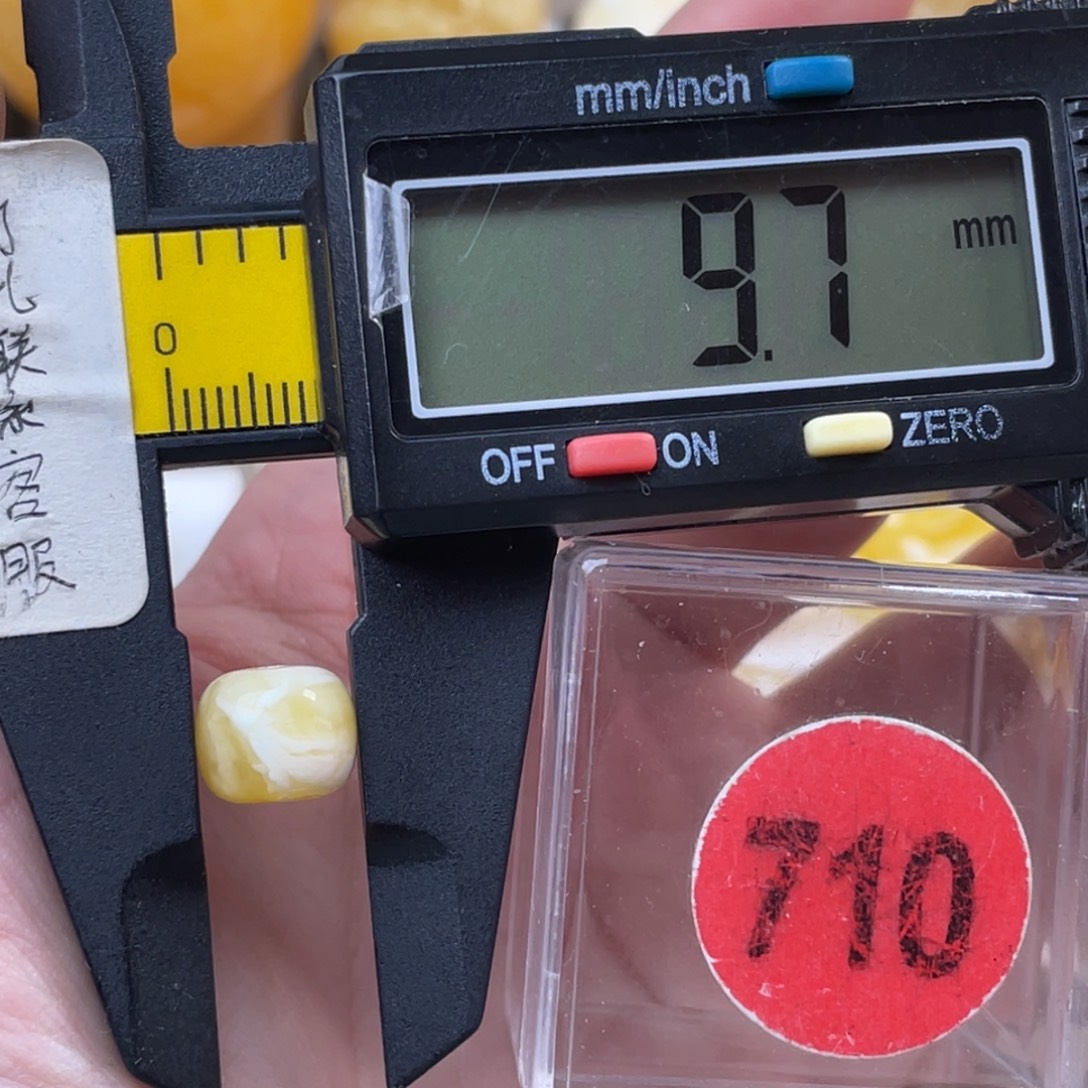 蜜蜡未镶嵌珠宝奇石