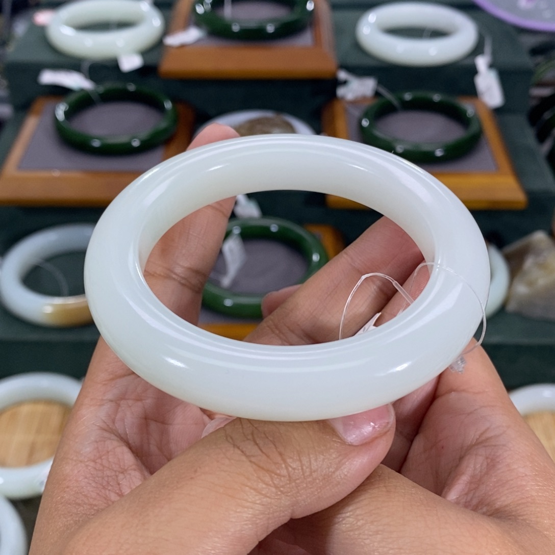 和田玉手镯未镶嵌