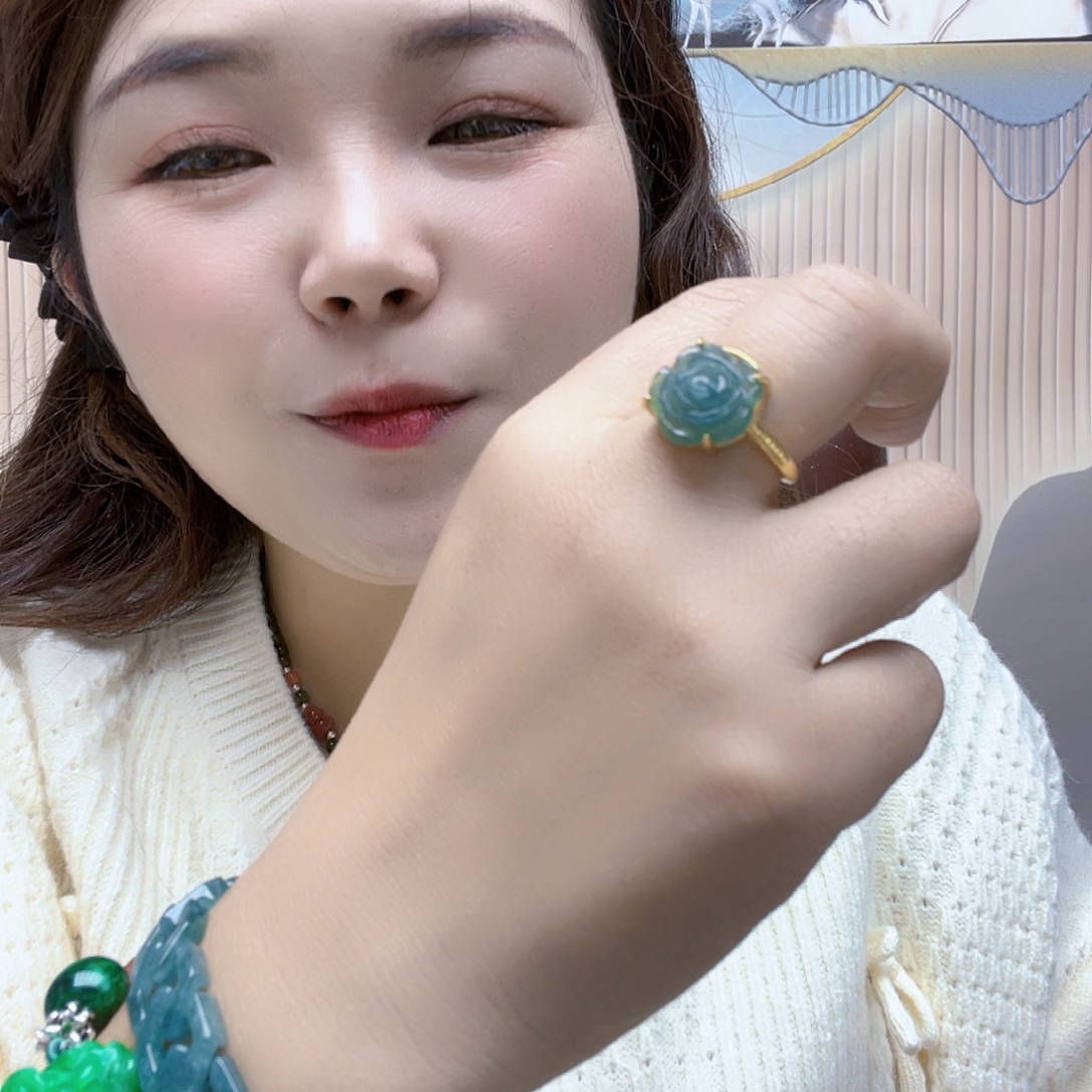 翡翠未镶嵌颈饰戒指