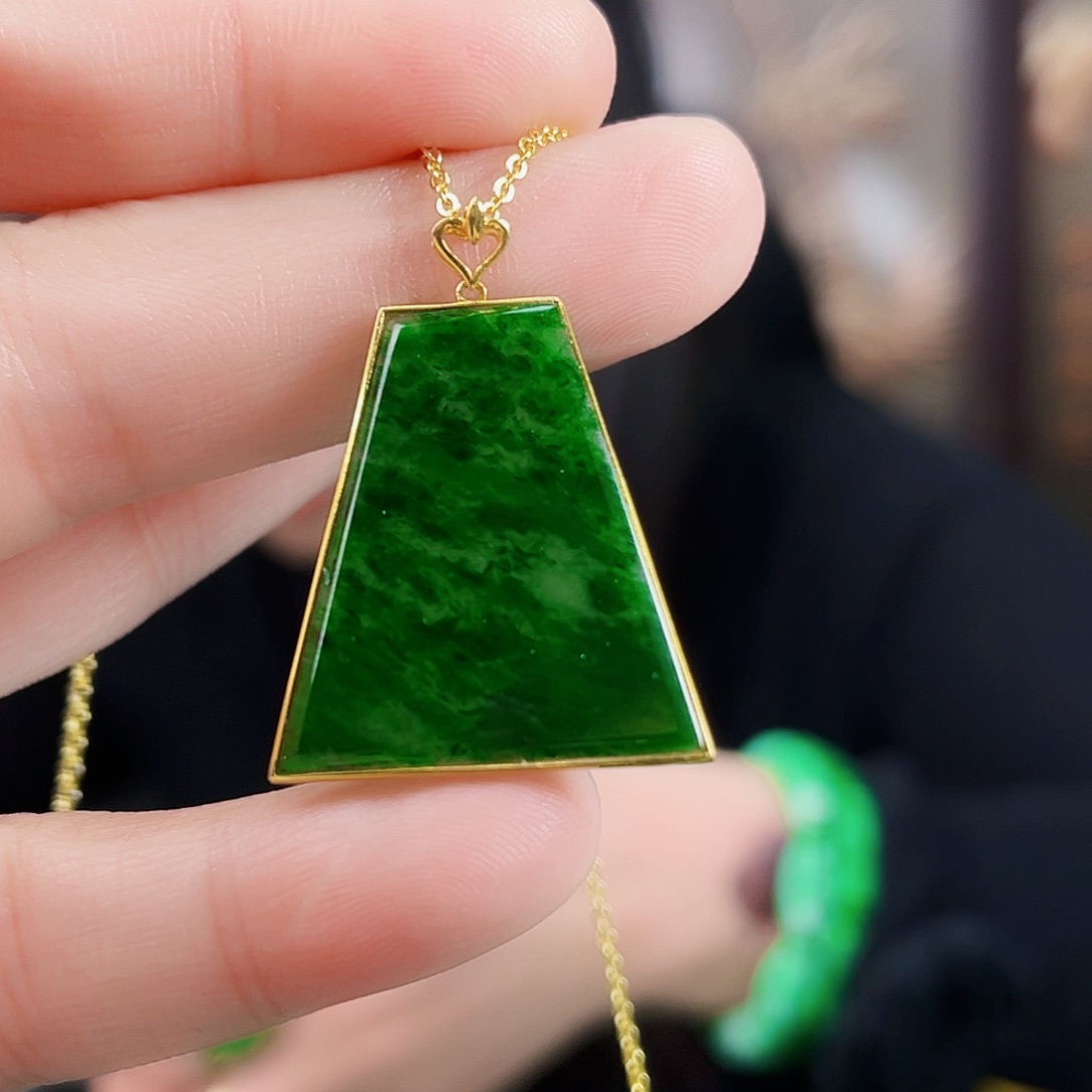 翡翠颈饰18K金镶嵌吊坠