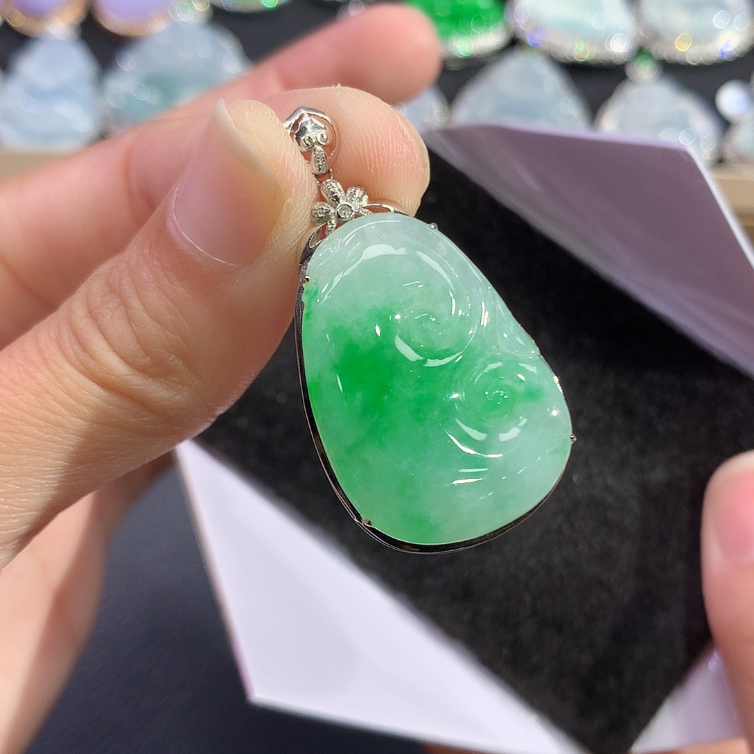 翡翠吊坠(赠链)18K金镶嵌
