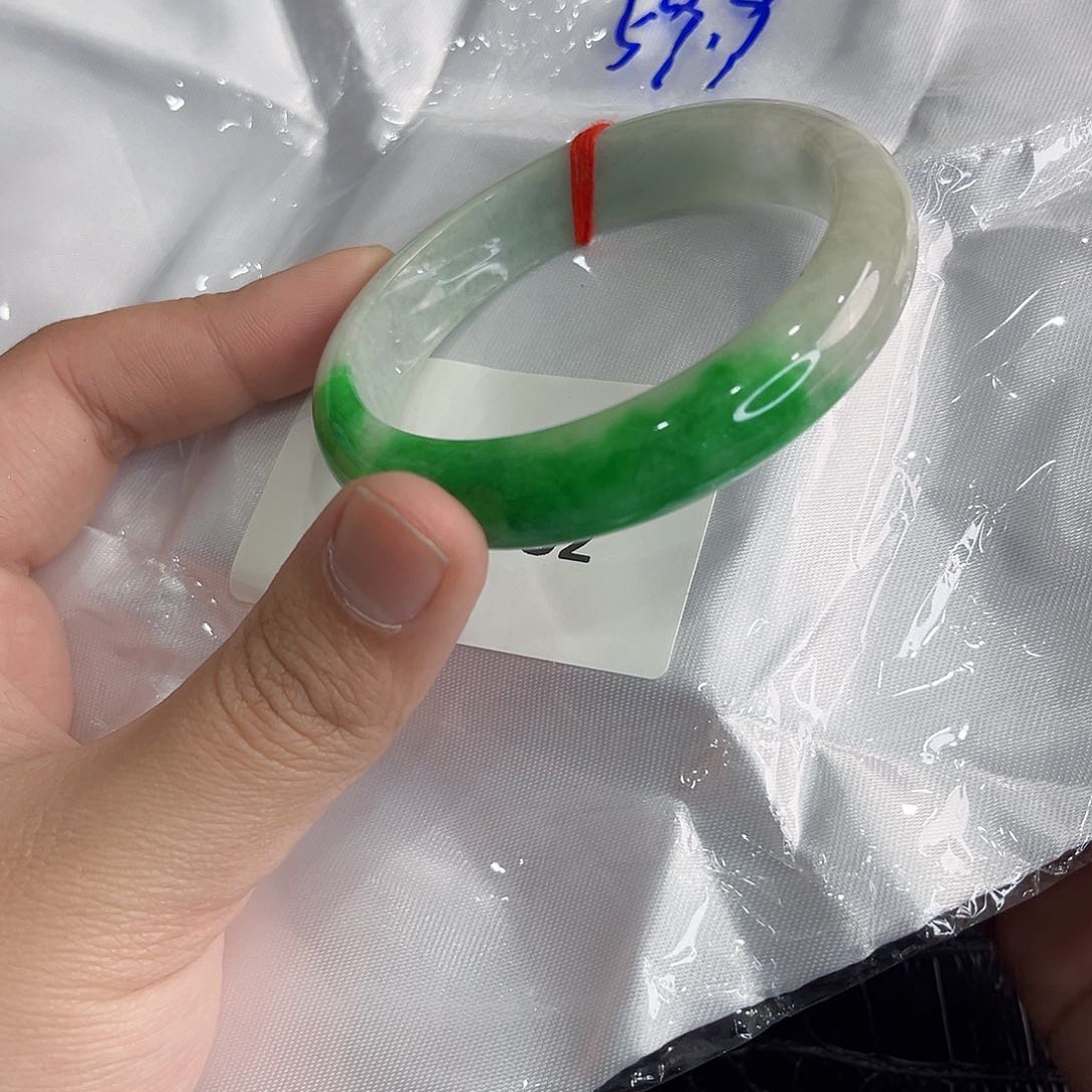 翡翠手镯未镶嵌多样性