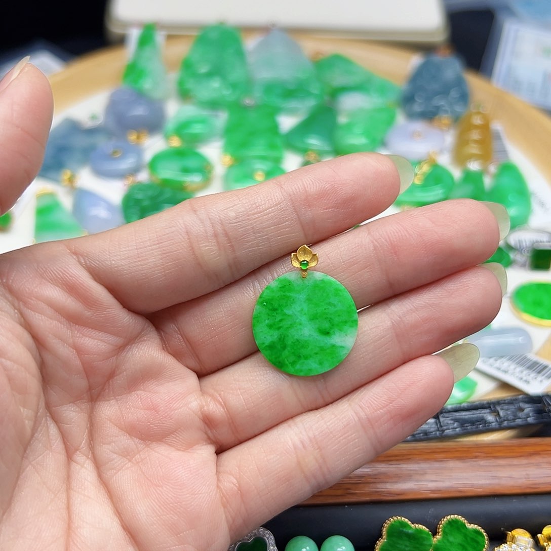 翡翠颈饰18K金镶嵌天然缅料A货一件