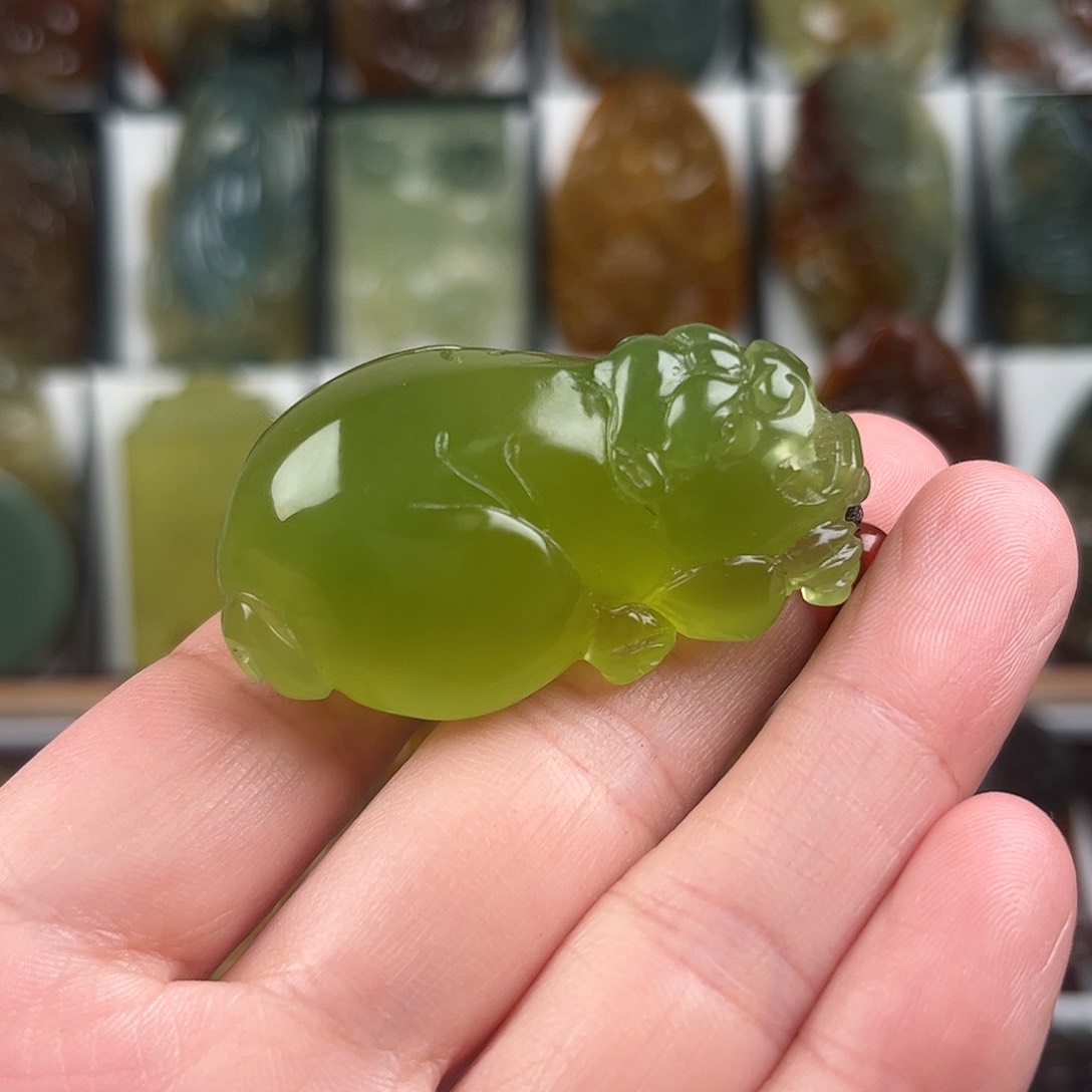 蛇纹石玉颈饰合金