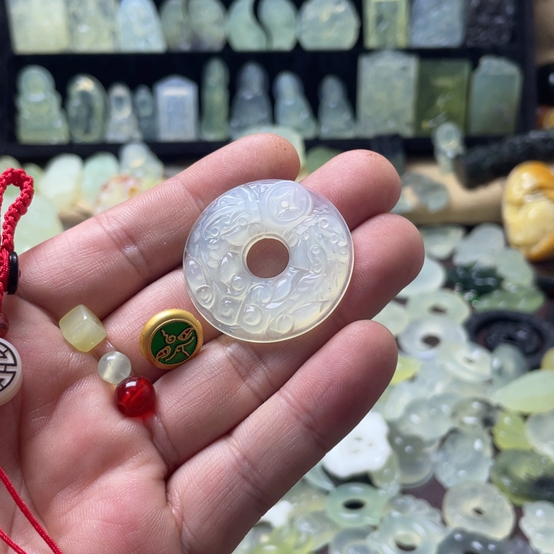 蛇纹石玉颈饰未镶嵌淡***香