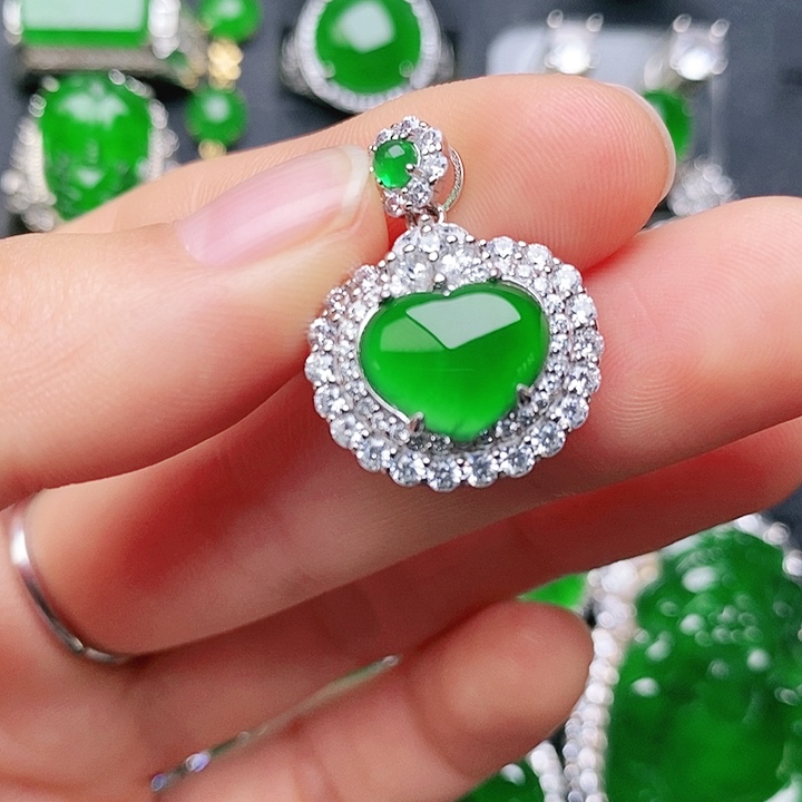 翡翠颈饰未镶嵌爱心