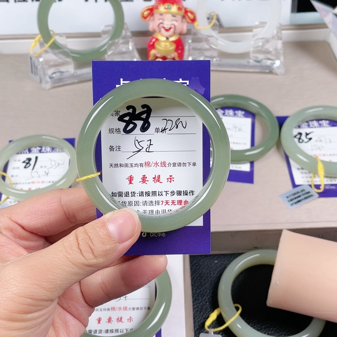 和田玉手镯未镶嵌