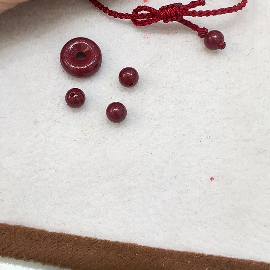 天然辰砂平安扣酒红色绳子 后边带一个珠子