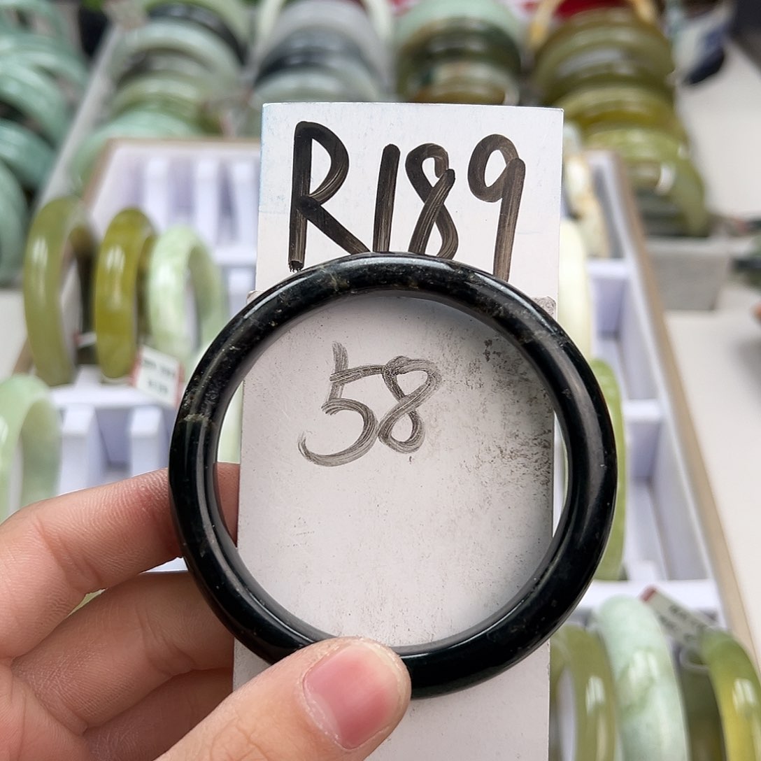 岫玉手镯未镶嵌天然岫玉微瑕，可以正常佩戴