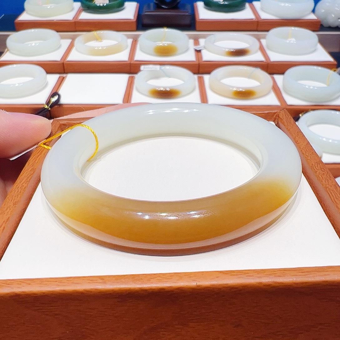 和田玉未镶嵌手镯一口蜜红糖