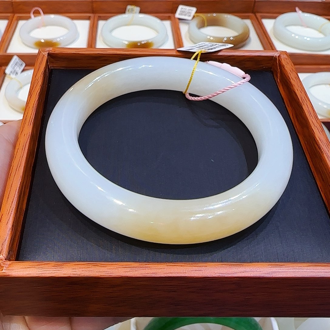 和田玉手镯未镶嵌糖白57
