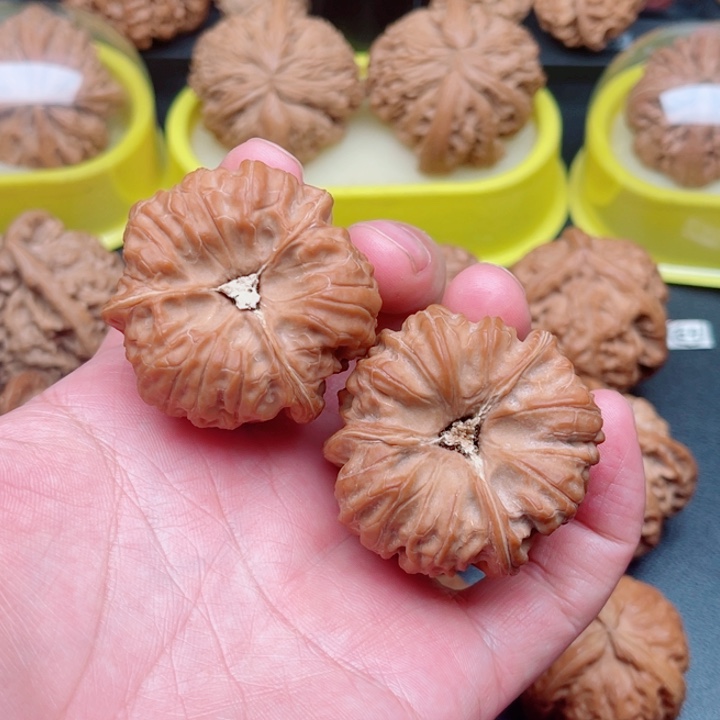 文玩核桃吊坠平谷凹底狮子头三棱42×41×41