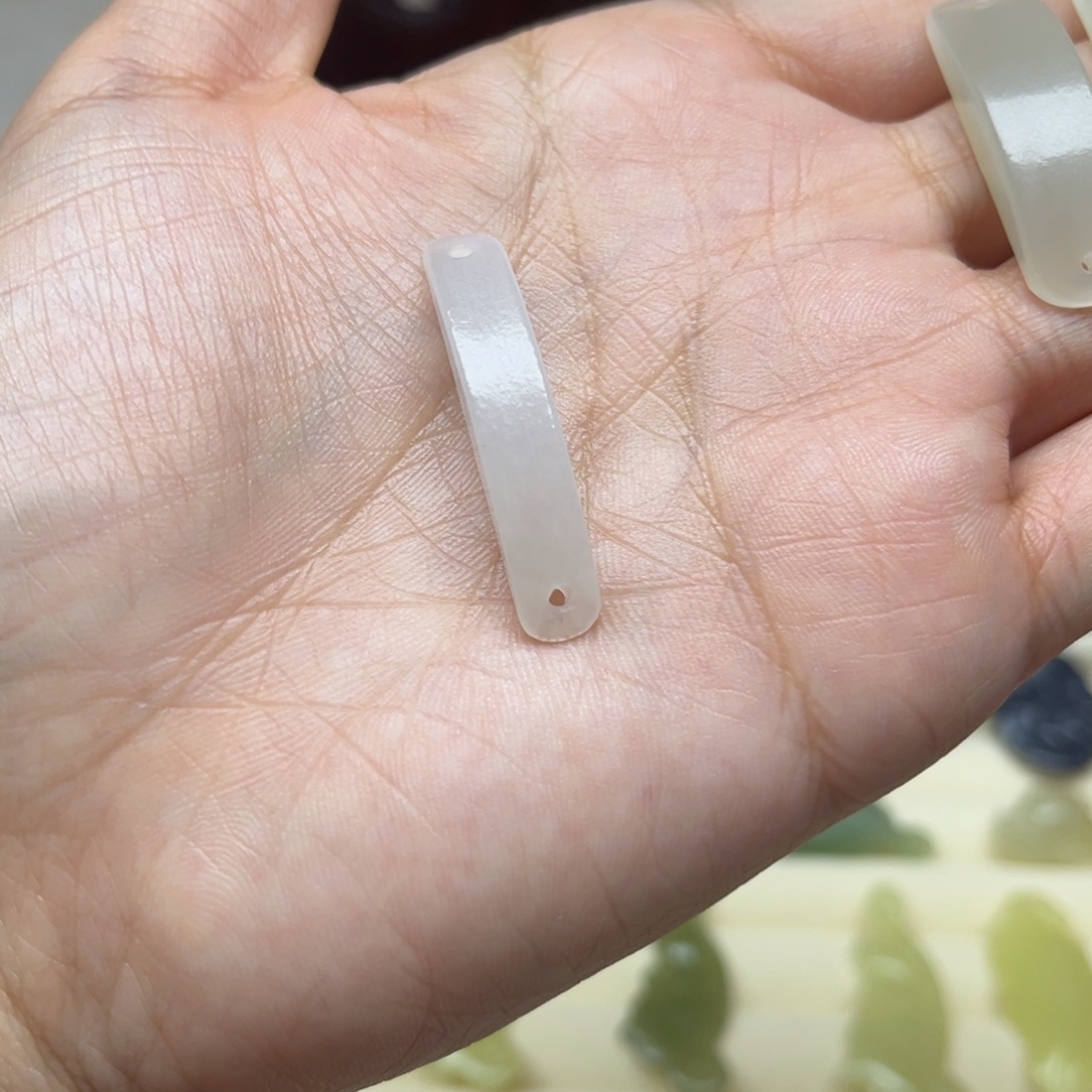 淡***的和田玉未镶嵌珠宝半成品