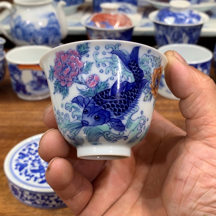 青花斗彩鱼澡图主人杯