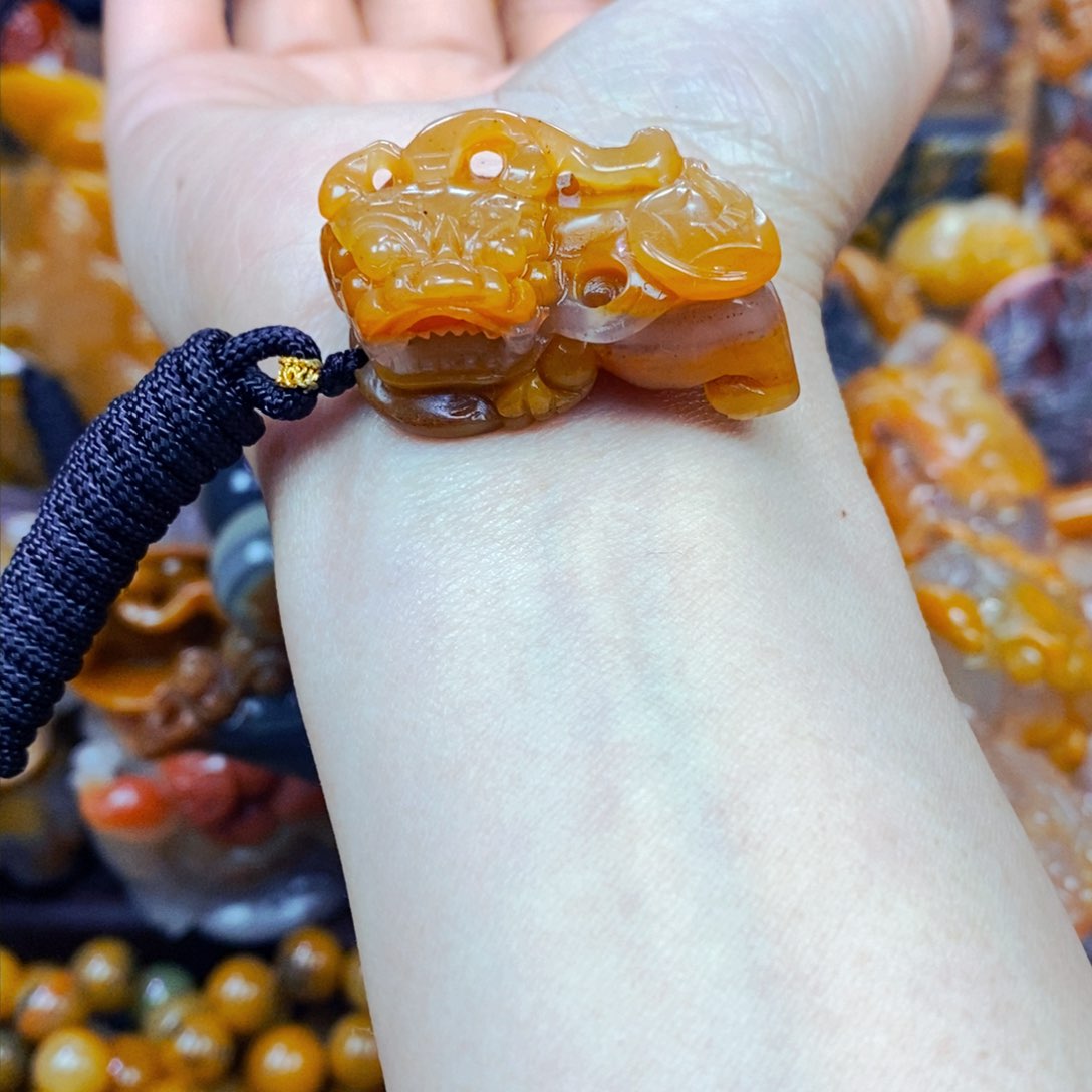 未镶嵌石英质玉（黄龙玉）颈饰