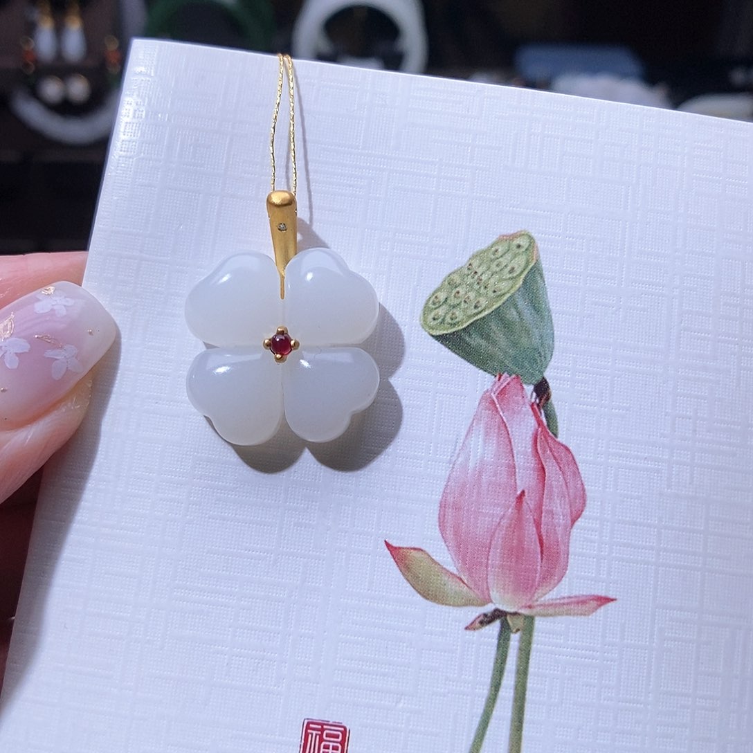 和田玉挂件18K金镶嵌清**人