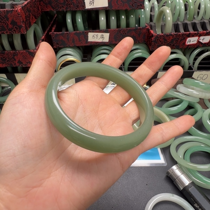 石英质玉手镯未镶嵌