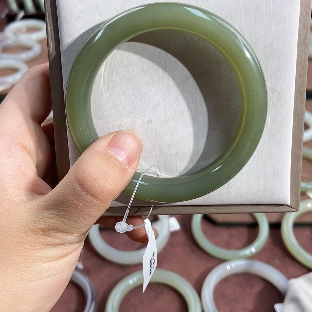 和田玉未镶嵌手镯