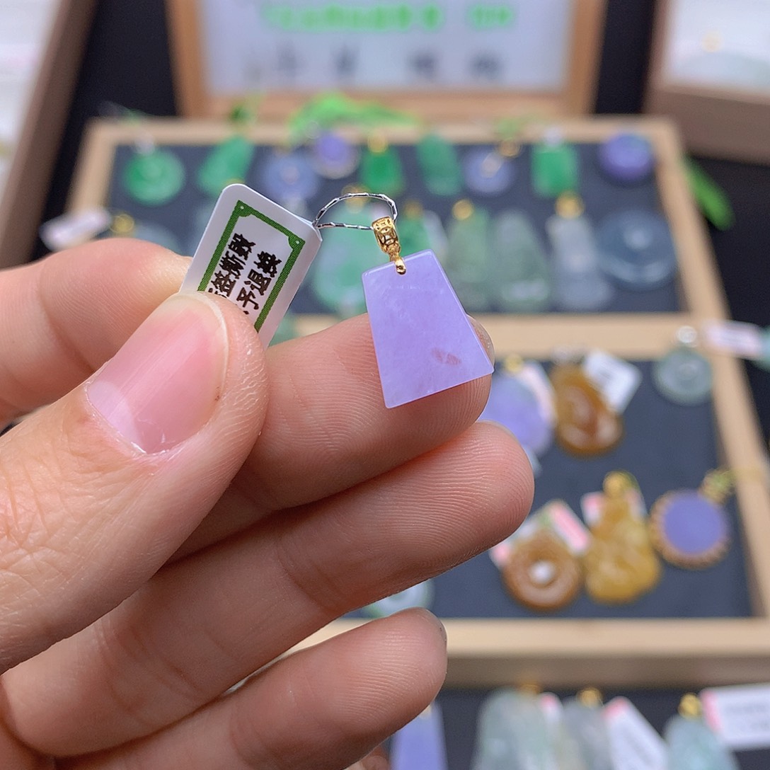 翡翠颈饰18K金镶嵌翡翠