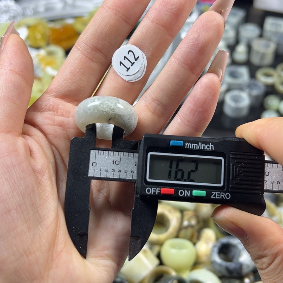 蛇纹石玉未镶嵌戒指