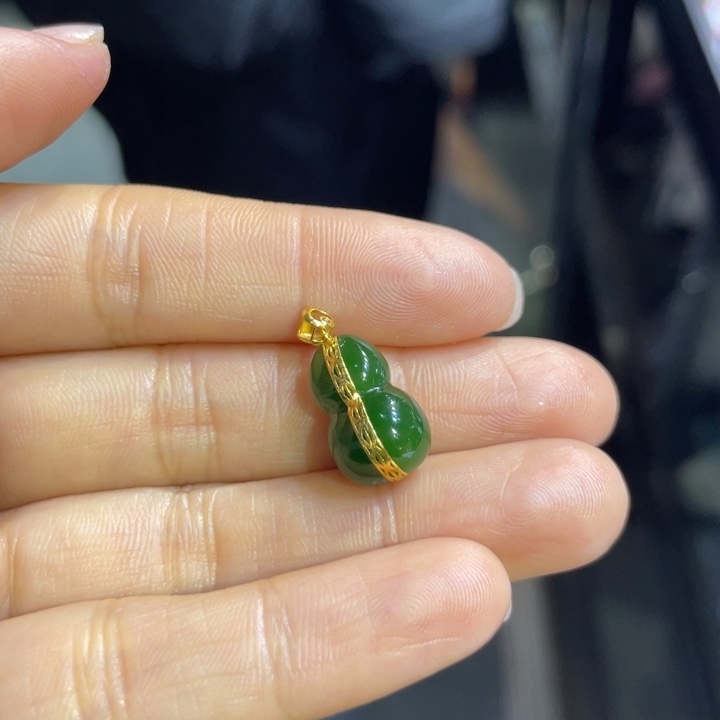 彩***.和田玉18K金镶嵌颈饰