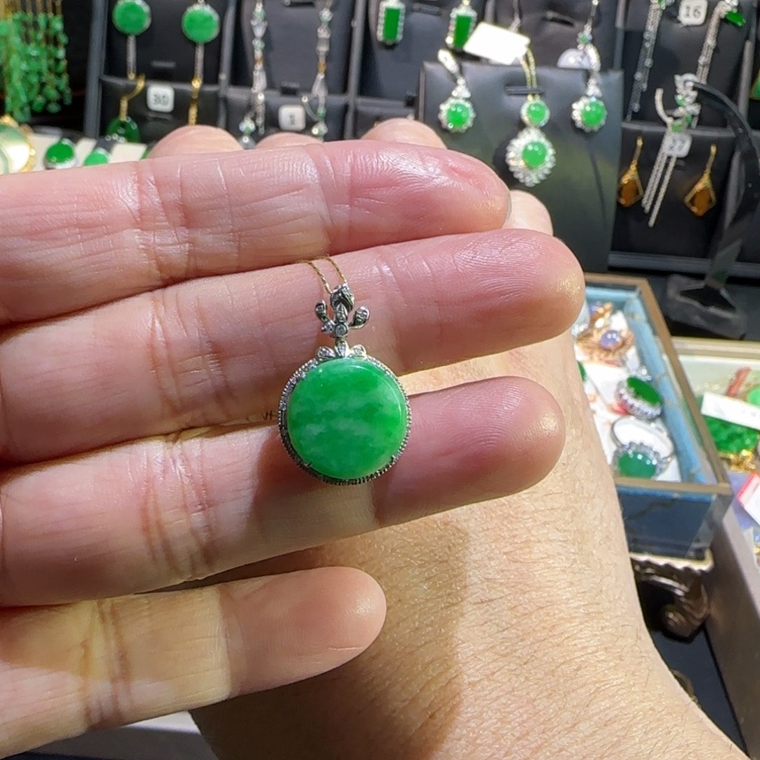 翡翠18K金镶嵌颈饰吊坠