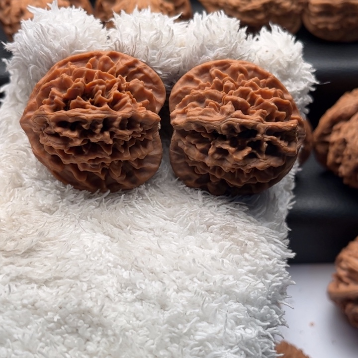 叫***哥文玩核桃吊坠野生