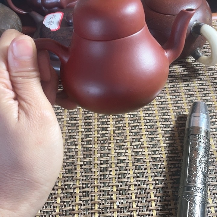 紫砂茶壶原矿泥料手工制作的紫砂壶。