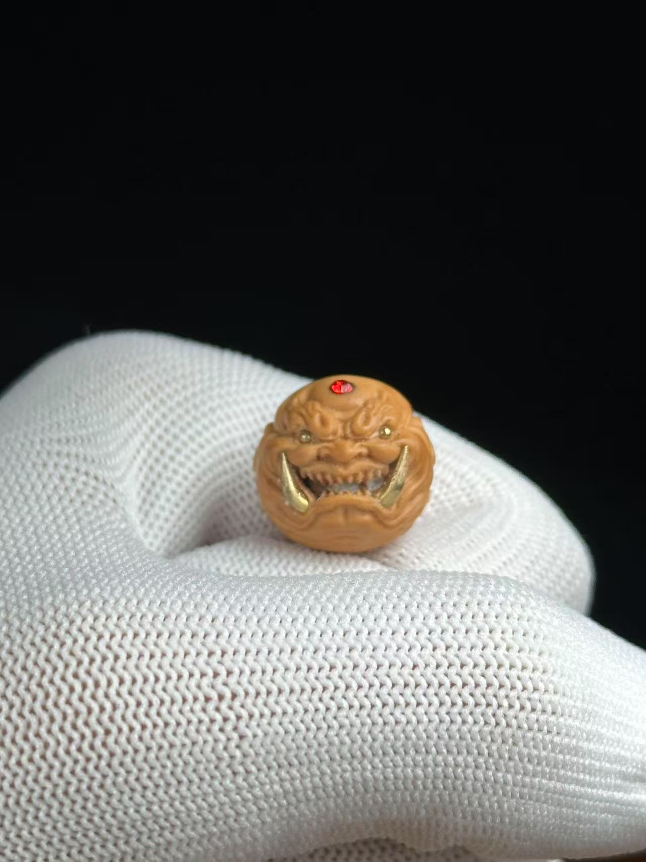 问川出品-猴头单籽雕刻獠牙舔僧铜镶嵌配饰尺寸随机             