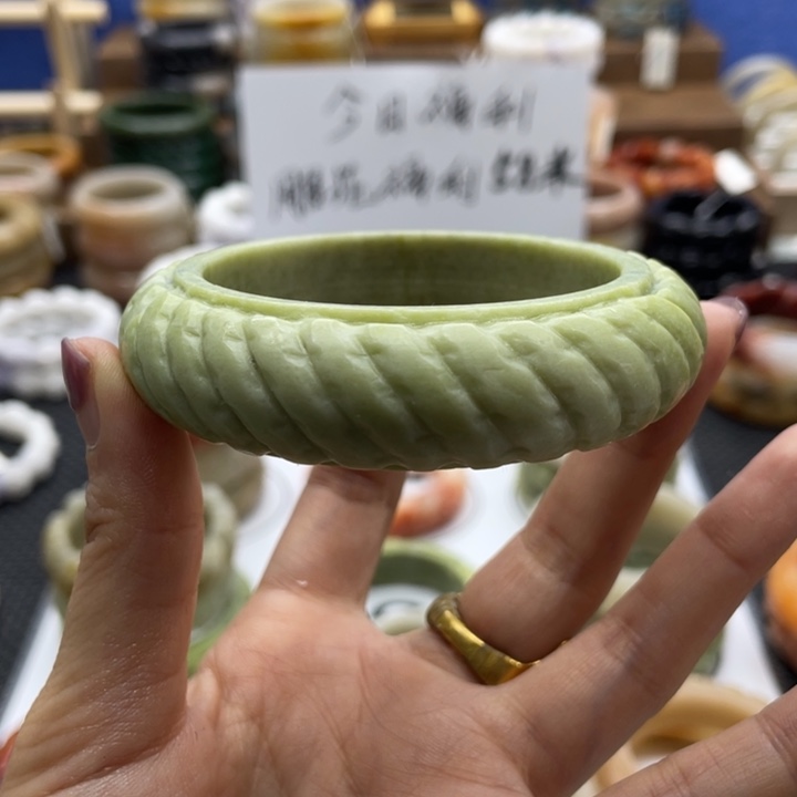 石英质玉手镯未镶嵌