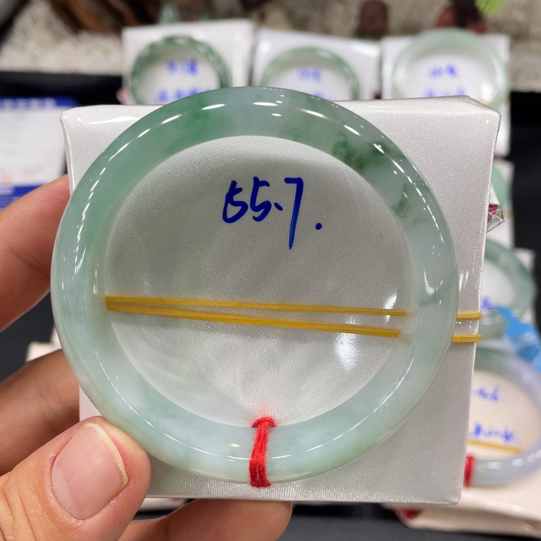 翡翠手镯未镶嵌翡翠