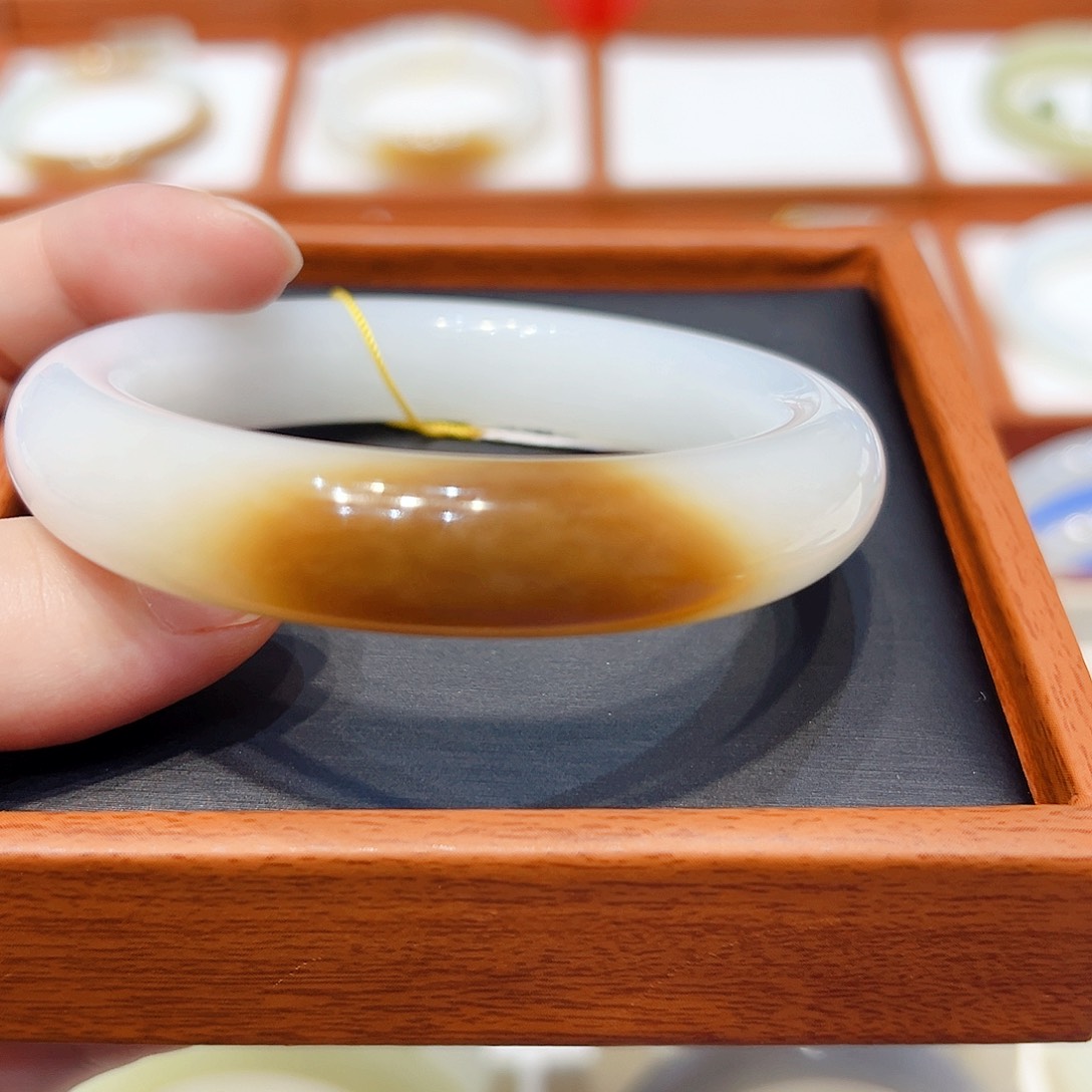 和田玉未镶嵌手镯