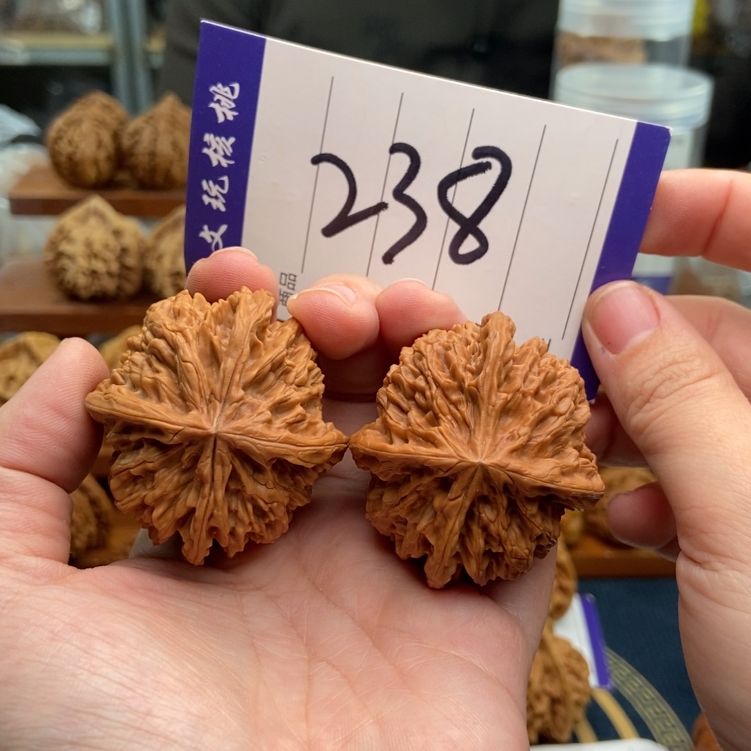 文玩核桃吊坠46四棱