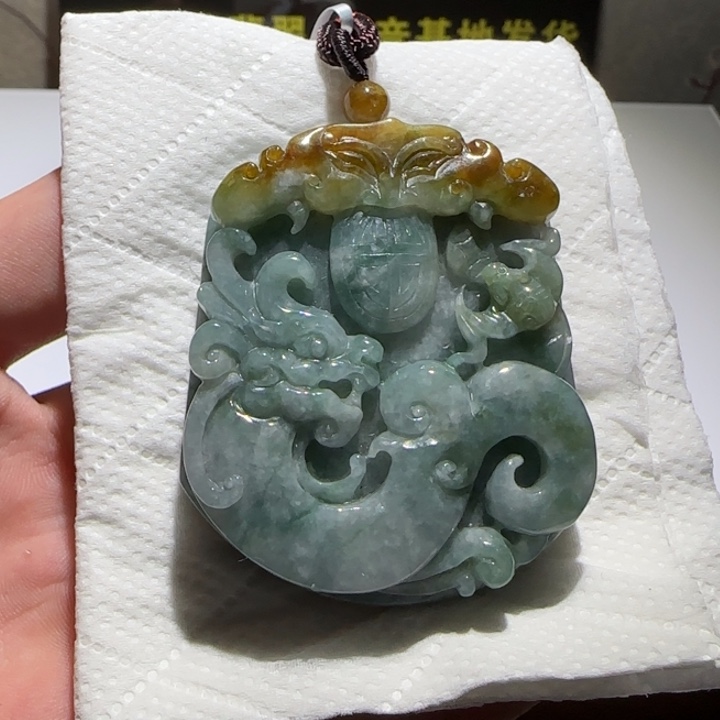 翡翠颈饰未镶嵌仿古龙牌