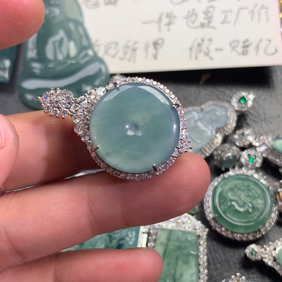 翡翠颈饰未镶嵌平安扣