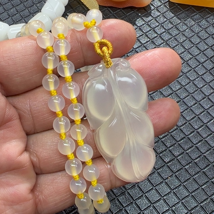 石英质玉（黄龙玉）颈饰未镶嵌