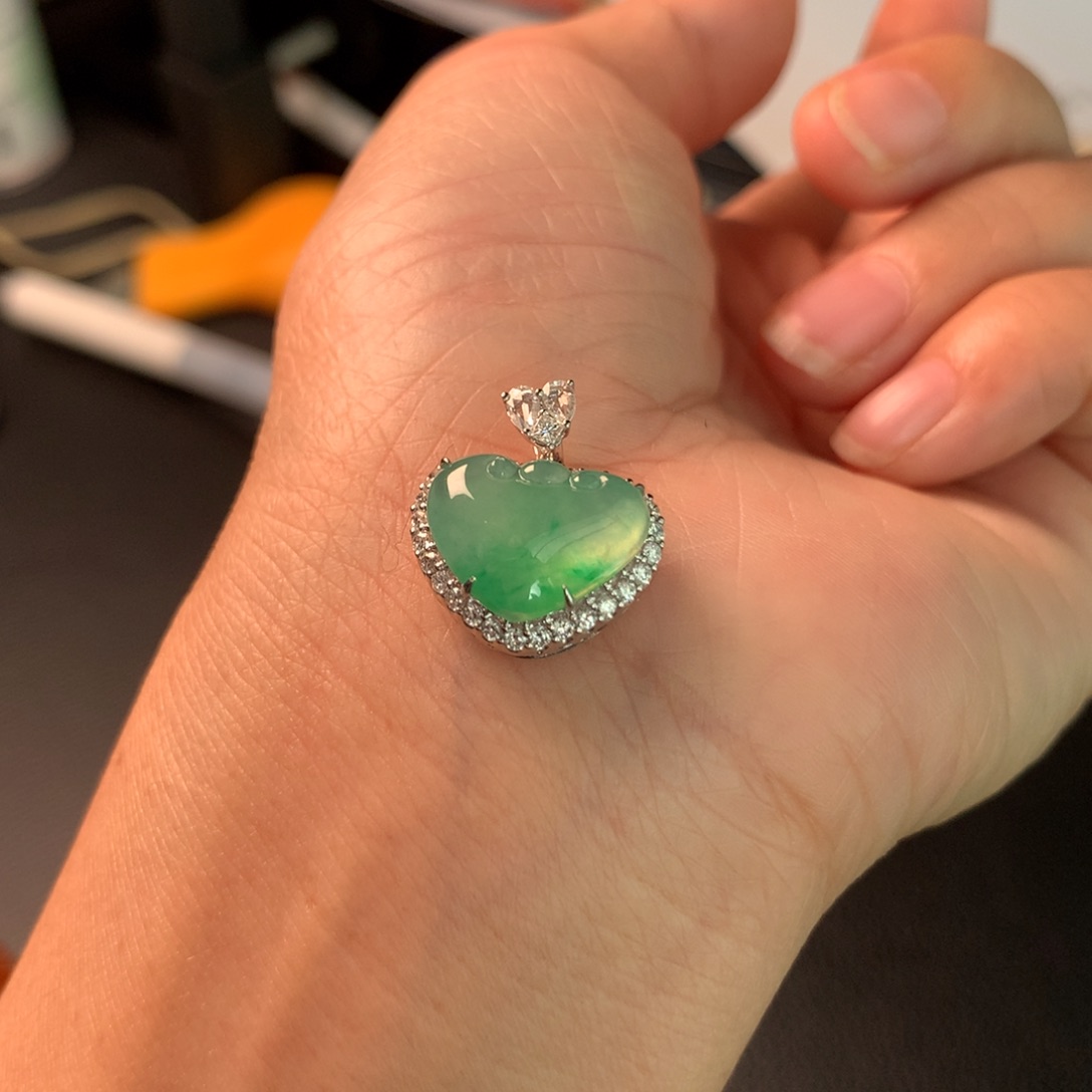翡翠吊坠(赠链)18K金镶嵌满绿爱心