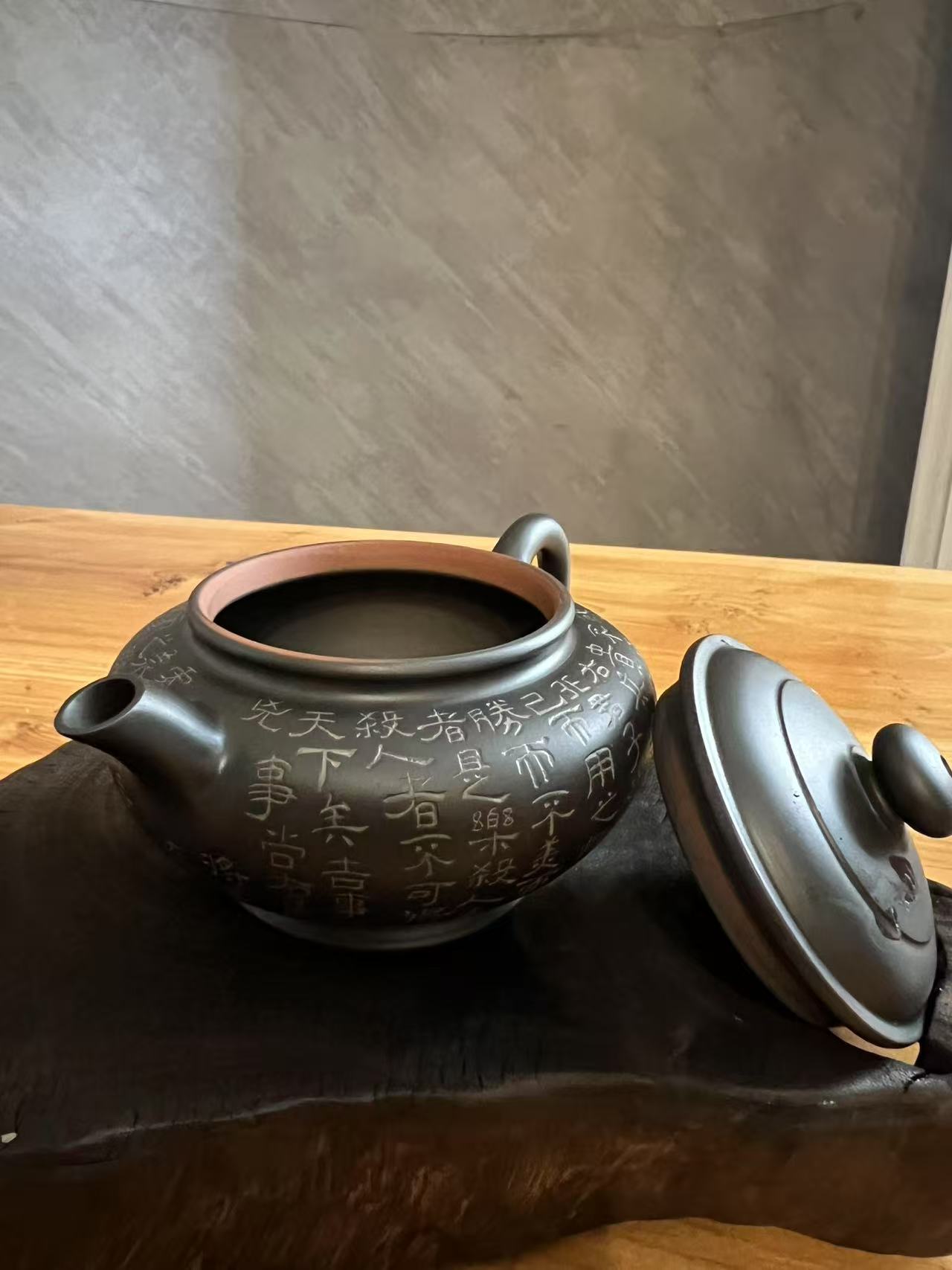 云南建水紫陶-纯手工制作-黑色仿古壶（阴刻阳填）150ml