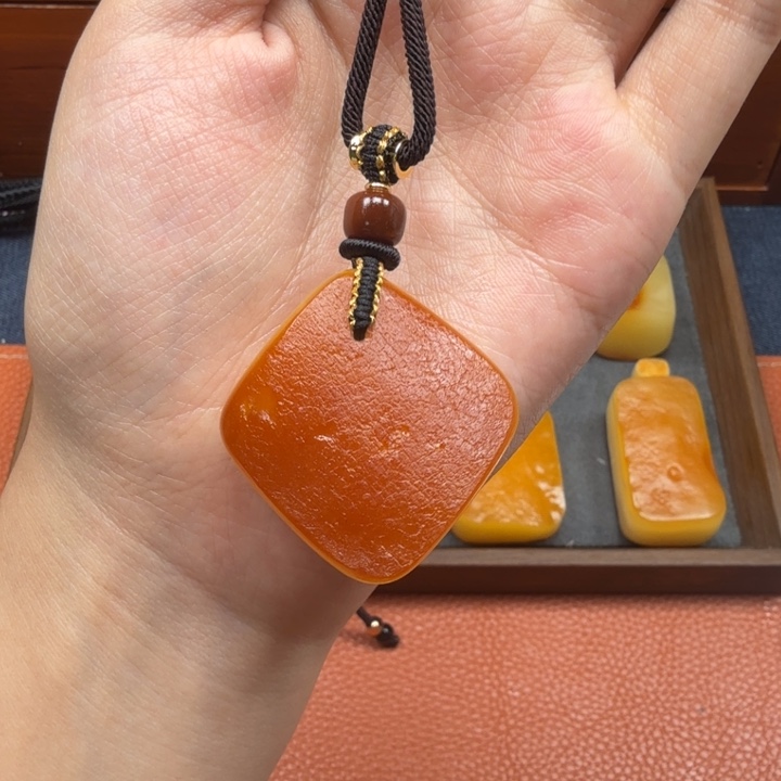 蜜蜡未镶嵌吊坠(赠链)