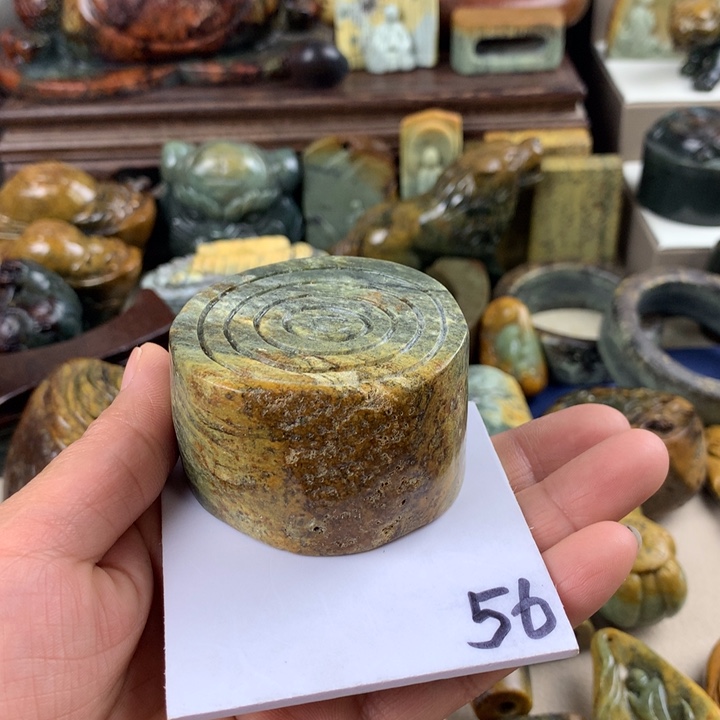 岫岩河磨玉（透闪石质玉）小摆件有瑕未镶嵌